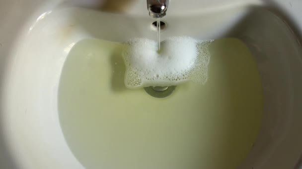 Bathroom sink that fills with water and foam seen in time lapse — Stock Video