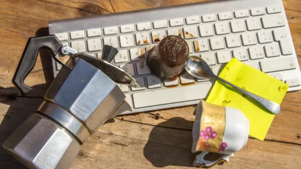 Eiskaffee, der im Zeitraffer auf der Tastatur schmilzt — Stockvideo