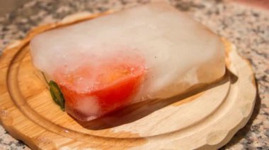 seyahat bavulu giren karışık giyim