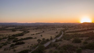 gün batımında ormanda antik demiryolu drone ile yukarıdan görülen