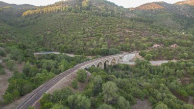 gün batımında ormanda antik demiryolu drone ile yukarıdan görülen