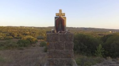 drone ile yukarıdan görülen gün batımında kanyon ile nehrin eğrisi