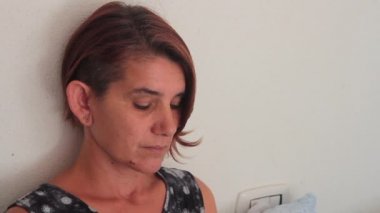 kız dijital termometre ile ateşölçme