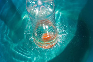 plastik şişe suya düşen sıçramaları yapma ve damla püskürtme