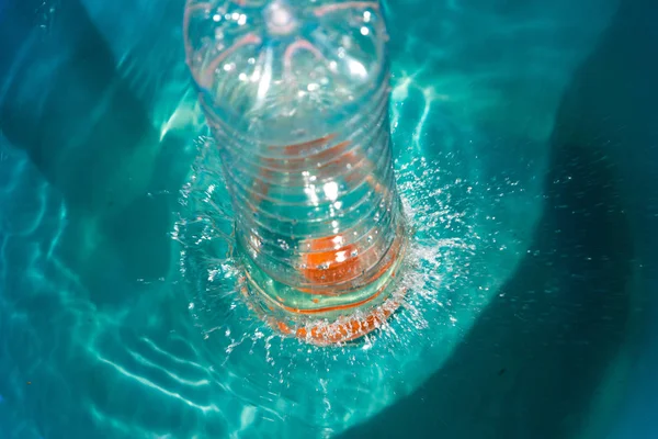 plastik şişe suya düşen sıçramaları yapma ve damla püskürtme