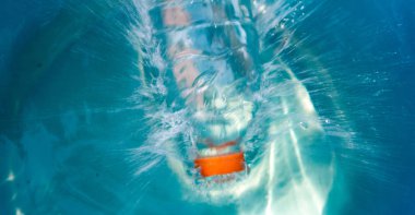 plastik şişe suya düşen sıçramaları yapma ve damla püskürtme