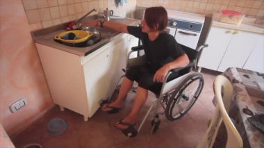 mutfakta günlük yaşamda tekerlekli sandalyede engelli kız
