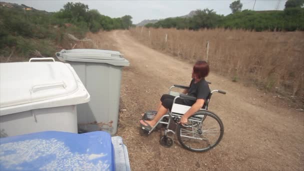 残疾女孩在轮椅在日常生活中做回收 — 图库视频影像