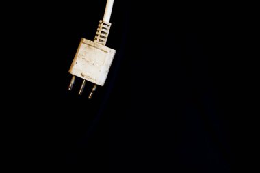 eriyen ıslak ve buzlu elektrik fişi