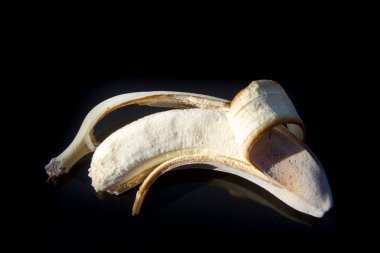 siyah arka plan ile çürüyen muz