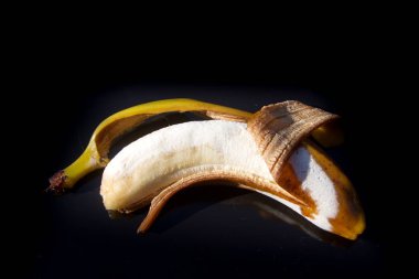 siyah arka plan ile çürüyen muz