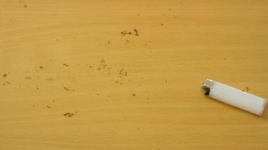 Tütünün boşaltıldığı el yapımı sigaraların filtreleri ve tütünü bırakmasını engelle