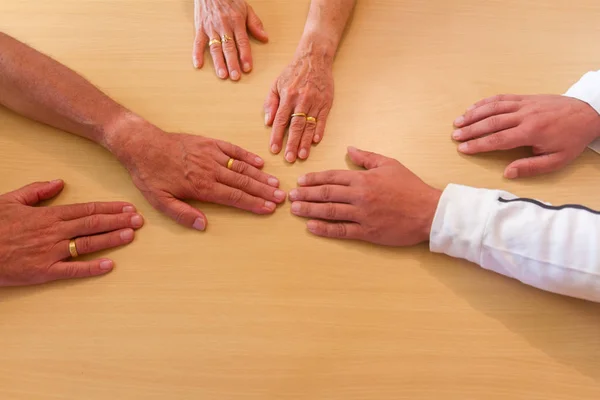Mãos Sobrepostas Como Símbolo Amizade Excelente Trabalho Equipe — Fotografia de Stock