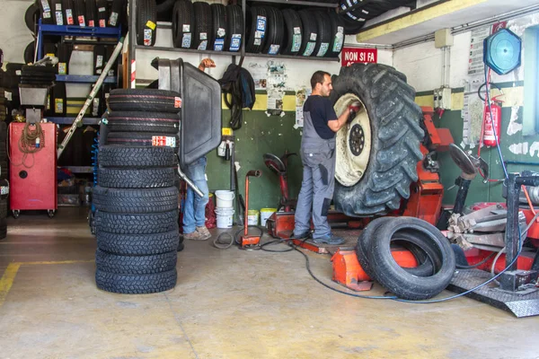 ガレージでトラックや車のタイヤを変更し 修理する職場のタイヤ修理 — ストック写真