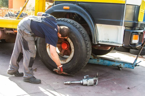 ガレージでトラックや車のタイヤを変更し 修理する職場のタイヤ修理 — ストック写真