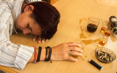 sarhoş depresif kız hala dolu gözlük ile masaya yaslanmış