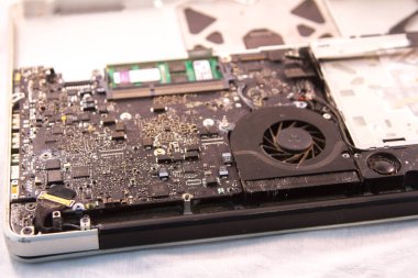 bir sabit disk sürücüsüne tek elle eldiven ve özel cımbızla sabitleme