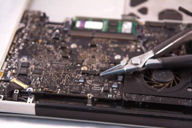 bir sabit disk sürücüsüne tek elle eldiven ve özel cımbızla sabitleme