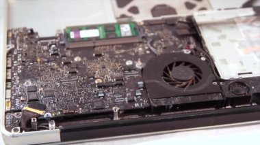 bir sabit disk sürücüsüne tek elle eldiven ve özel cımbızla sabitleme