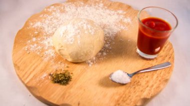 kekik ve tuz ile ahşap doğrama tahtası pizza için yükselen hamur zaman atlama