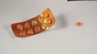 doğum kontrol hapı bırakarak prezervatif koyarak adam eli