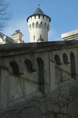 Almanya 'nın Bavyera kentindeki Neuschwanstein şatosunun ayrıntıları. 10 / 09 / 2019, Fussen, Almanya' daki bira festivali sırasında.