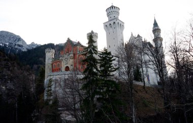 Almanya 'nın Bavyera kentindeki Neuschwanstein şatosunun ayrıntıları. 10 / 09 / 2019, Fussen, Almanya' daki bira festivali sırasında.