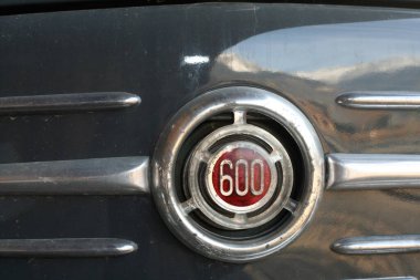 2 Mayıs 2019 tarihli parti için 500 ve 600 klasik arabanın dahili ve harici ayrıntıları.