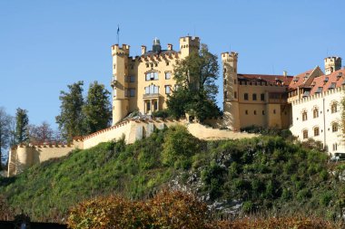 Almanya 'nın Bavyera kentindeki Neuschwanstein şatosunun ayrıntıları. 10 / 09 / 2019, Fussen, Almanya' daki bira festivali sırasında.