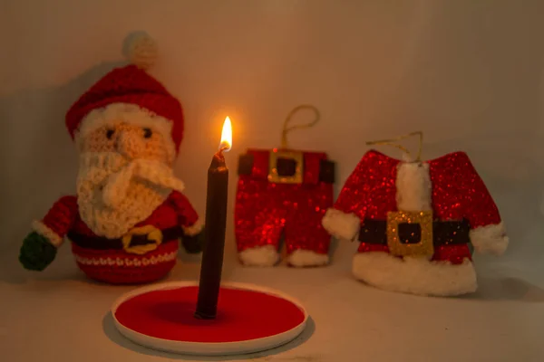 Lumânare Crăciun Care Topește Fundalul Lui Moș Crăciun Pantalonii Săi — Fotografie, imagine de stoc
