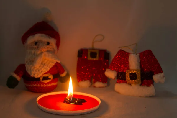 Рождественская Свеча Которая Тает Фоне Санта Клауса Брюк Курткой — стоковое фото