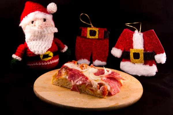 Bella Fetta Pizza Italiana Con Sfondo Babbo Natale Dei Suoi — Foto Stock