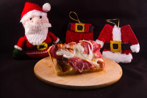 Bella Fetta Pizza Italiana Con Sfondo Babbo Natale Dei Suoi — Foto Stock