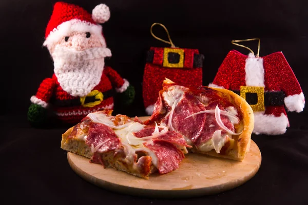 Bella Fetta Pizza Italiana Con Sfondo Babbo Natale Dei Suoi — Foto Stock