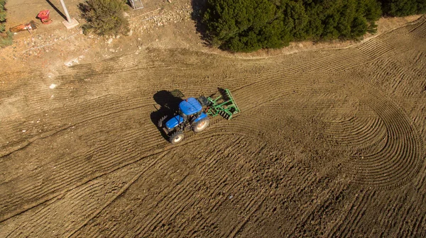 Vista Aerea Del Trattore Blu Funzione Schiacciare Terreno Dopo Semina — Foto Stock