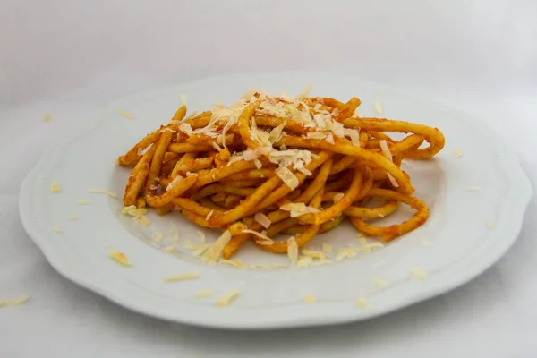 Une Assiette Bucatini Amatriciana Avec Une Goutte Fromage Pecorino — Photo