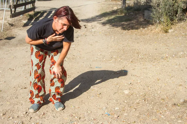 Mädchen Auf Feldweg Erleidet Plötzlich Asthmaanfall Der Atemwege — Stockfoto