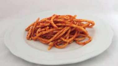 Bir tabak peynirli bucatini Amatriciana 'nın üzerinde uçuyorum.