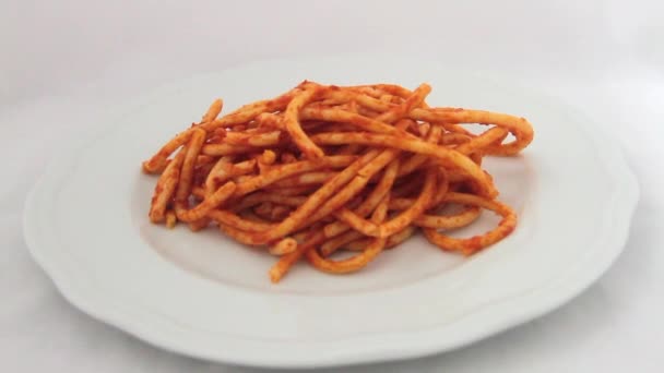 Flying over a plate of bucatini amatriciana with a drop of pecorino cheese — Stock Video