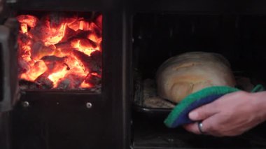 Yanan odun fırınından taze pişmiş bir ekmek aldım. Yanları ateş ve közleri parlıyordu.