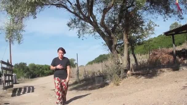 Chica en camino de tierra que de repente sufre un ataque de asma respiratoria — Vídeo de stock