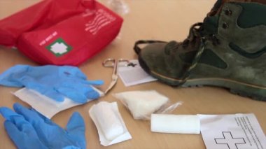İlk yardım çantası botla tamamlanmış. Bu da bir dağ kazasını iş yerinde bir kaza olarak gösterebilir.