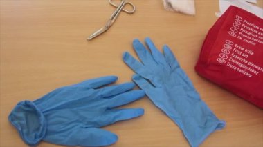 İlk yardım çantası botla tamamlanmış. Bu da bir dağ kazasını iş yerinde bir kaza olarak gösterebilir.