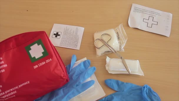 Kit de primeros auxilios completo con una bota que podría indicar un accidente de montaña como un accidente de trabajo — Vídeos de Stock