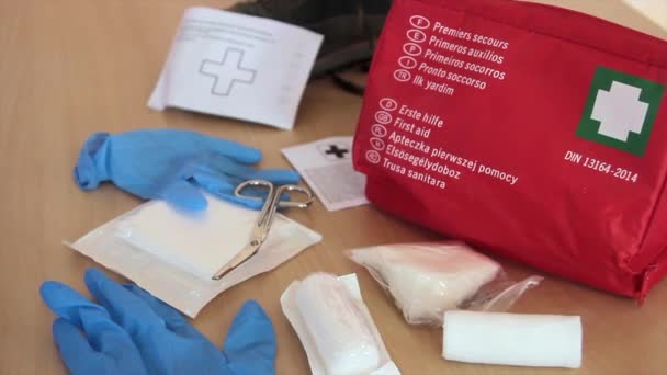 Kit de primeros auxilios completo con una bota que podría indicar un accidente de montaña como un accidente de trabajo — Vídeo de stock