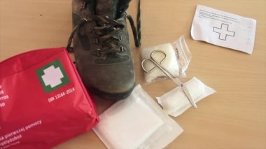 İlk yardım çantası botla tamamlanmış. Bu da bir dağ kazasını iş yerinde bir kaza olarak gösterebilir.