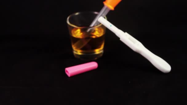 2närbild av graviditetstest med glaset med urin på sidan — Stockvideo