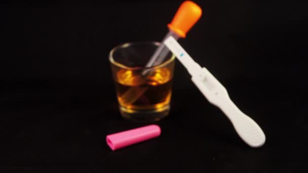 Close up of pregnancy test with the glass with urine on the side — Stock Video