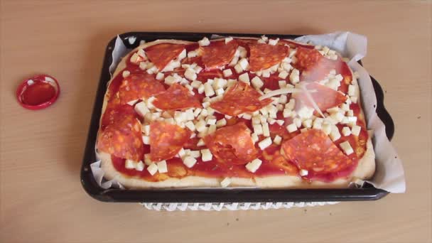 Cibule Nakrájená Proužky Padající Italskou Pizzu Kysaného Těsta — Stock video
