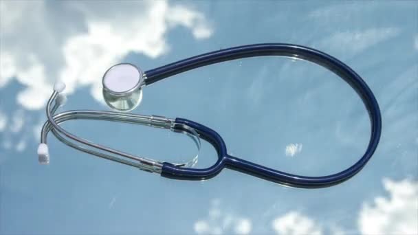 Časový odstup lékařského stetoskopu s pozadím pohybujících se mraků — Stock video